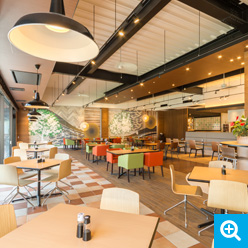 社員食堂はカフェ風の内装で300坪ほどの広さで約100席の座席があります。
