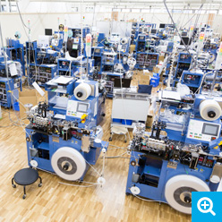 工場は明るく広々とした空間で常時多くの機械を作っています。